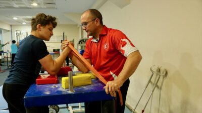 Eskişehir'de serebral palsi rahatsızlığı nedeniyle ortopedik engeli bulunan, 2005'te tanıştığı