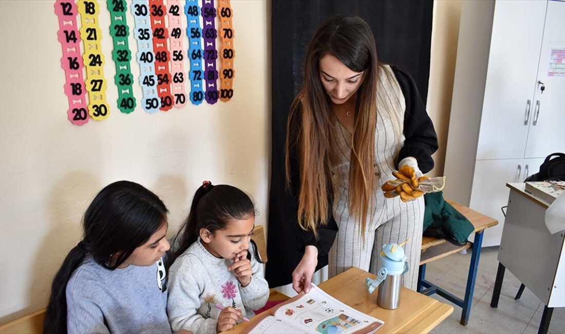 Bitlis'in köylerinde görev yapan sınıf öğretmeni Seda Yaman ile fen