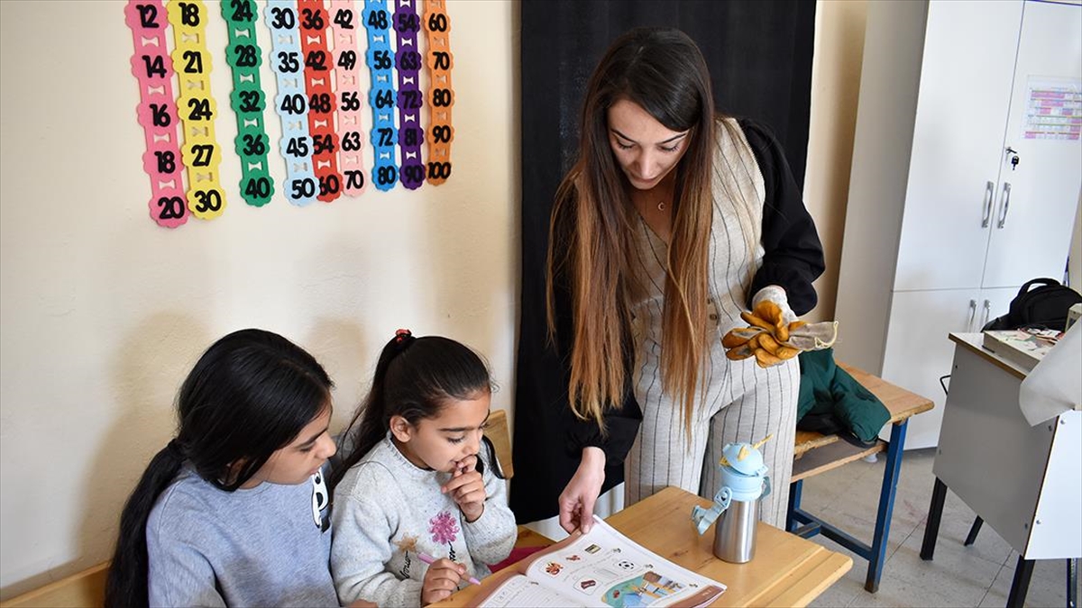 Bitlis'in köylerinde görev yapan sınıf öğretmeni Seda Yaman ile fen