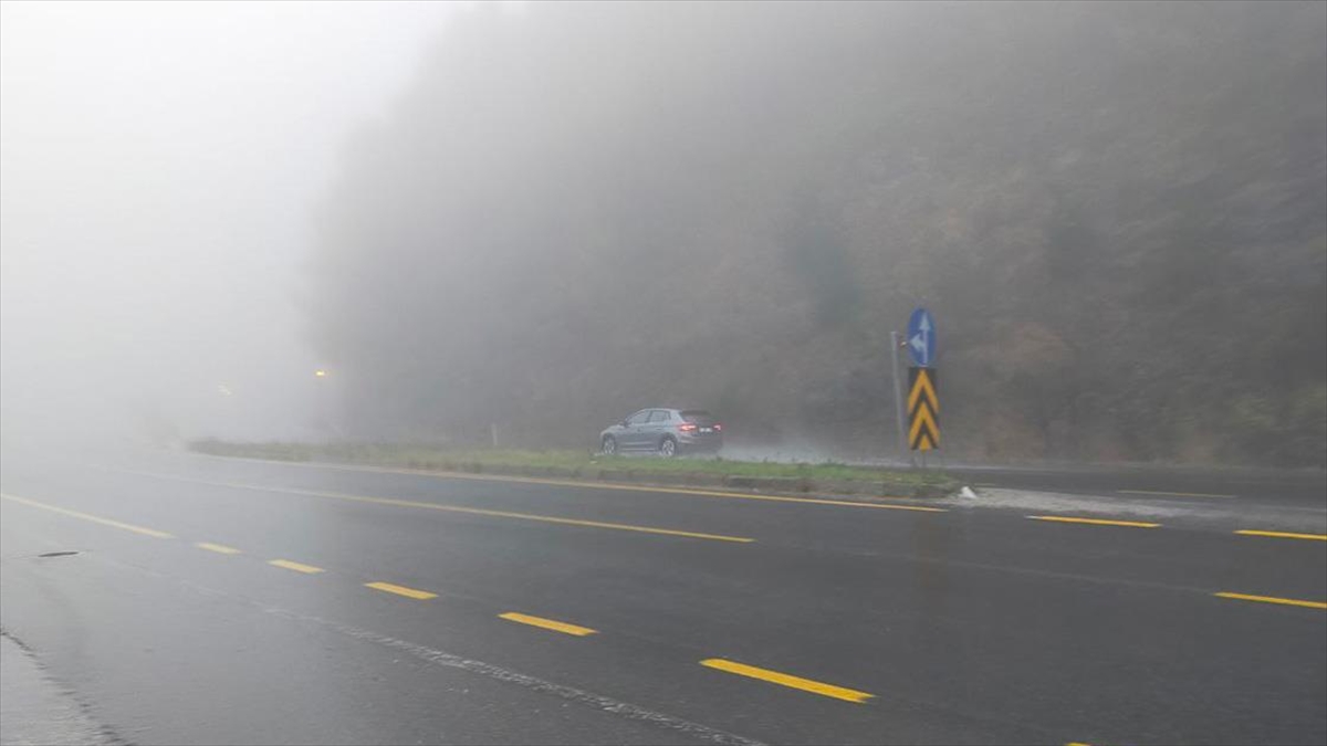 D-100 kara yolunun Bolu Dağı mevkisinde sağanak ve sis nedeniyle