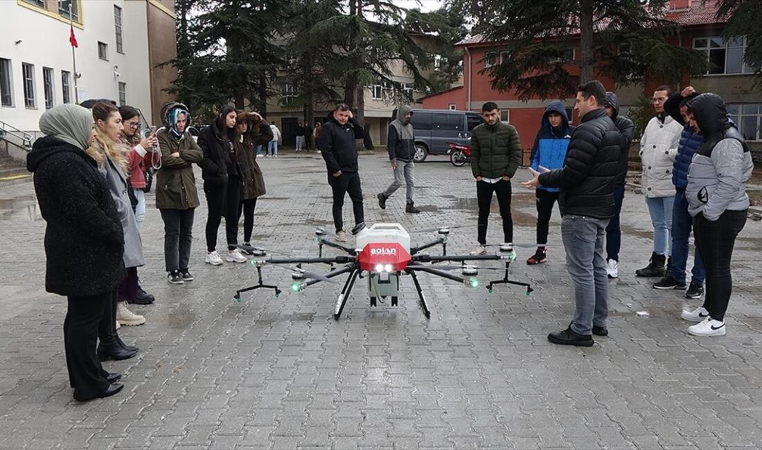 Burdur'un Tefenni ilçesindeki Tefenni Mesleki ve Teknik Anadolu Lisesi tarım
