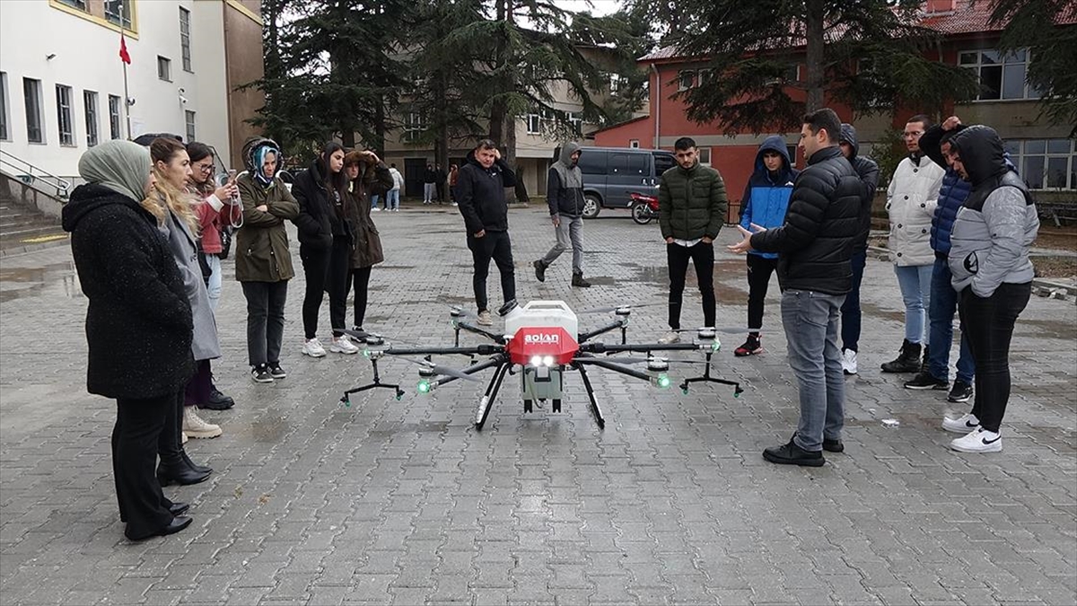 Burdur'un Tefenni ilçesindeki Tefenni Mesleki ve Teknik Anadolu Lisesi tarım