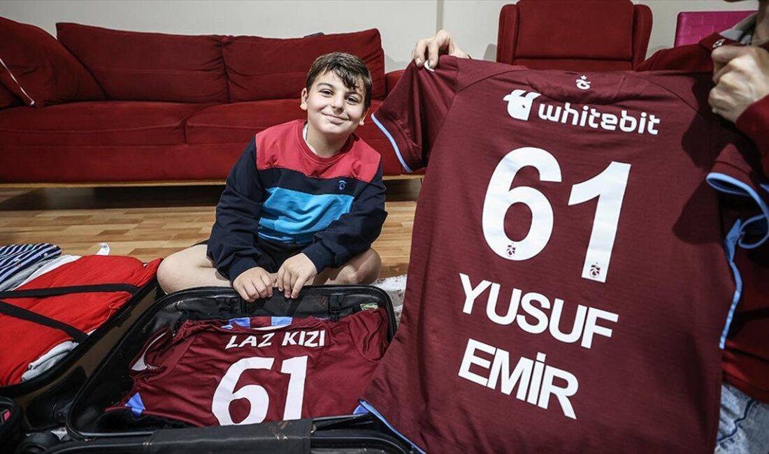 Bursa'da üzerindeki Trabzonspor formasıyla kaldırımda otururken yanına yaklaşan bisikletlinin biber