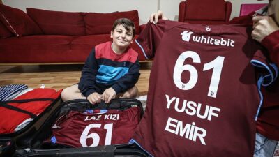 Bursa'da üzerindeki Trabzonspor formasıyla kaldırımda otururken yanına yaklaşan bisikletlinin biber