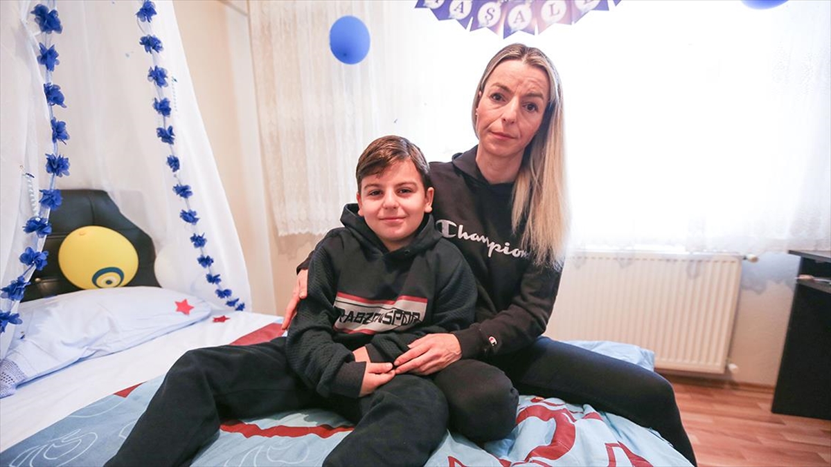 Bursa'da arkadaşıyla kaldırımda otururken yanına yaklaşan bisikletlinin biber gazlı saldırısına