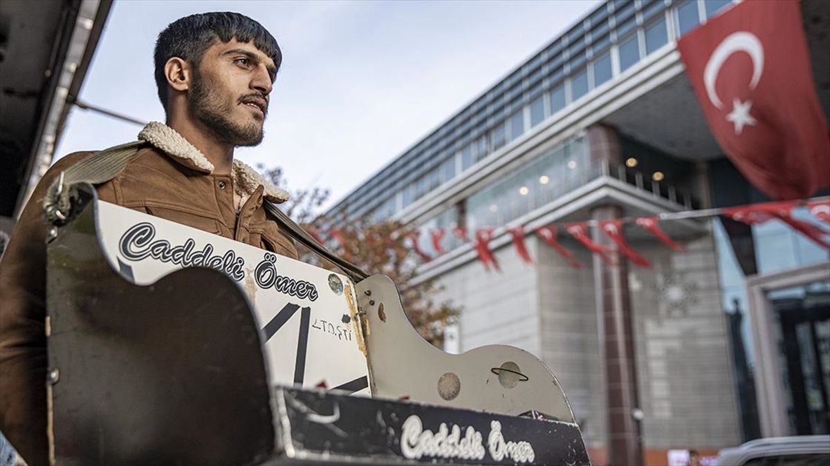 Annesinin 21 yıl önce cüzdanındaki son parasını verdiği 1 lirayla
