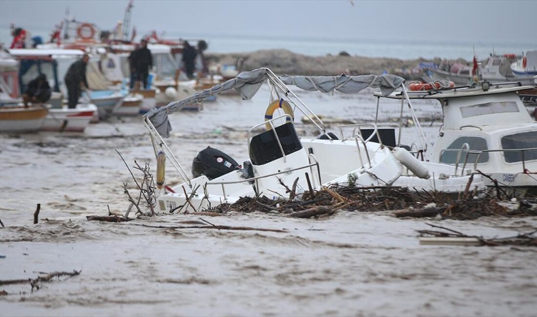 Çanakkale'de etkili olan sağanakla debisi yükselen Kepez Çayı taştı.