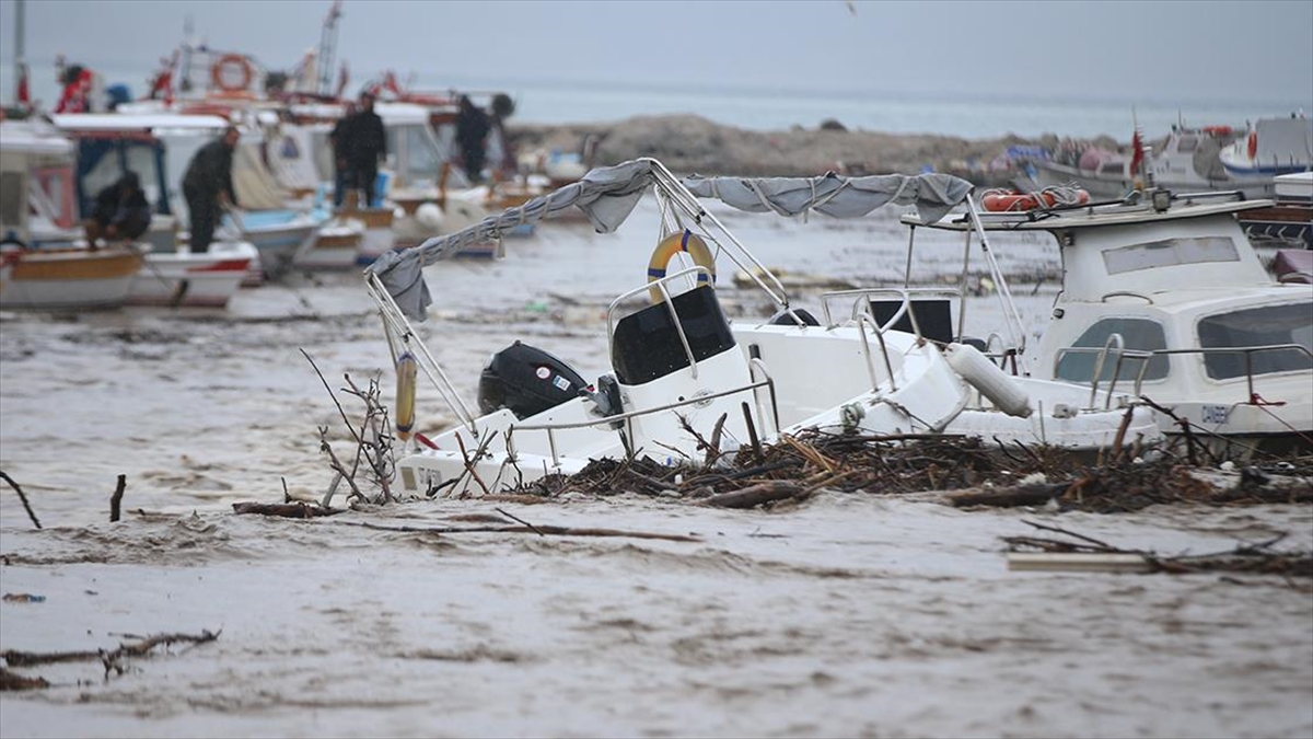 Çanakkale'de etkili olan sağanakla debisi yükselen Kepez Çayı taştı.