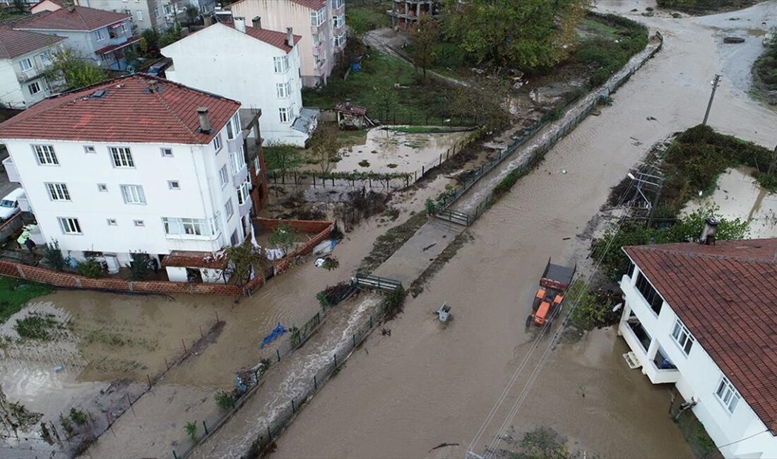 Çanakkale'de şiddetli yağışta debisi artan iki dere taştı, yollar su altında kaldı Çanakkale'nin Yenice ilçesinde sağanak nedeniyle İncesu ve Başaklar derelerinin taşması