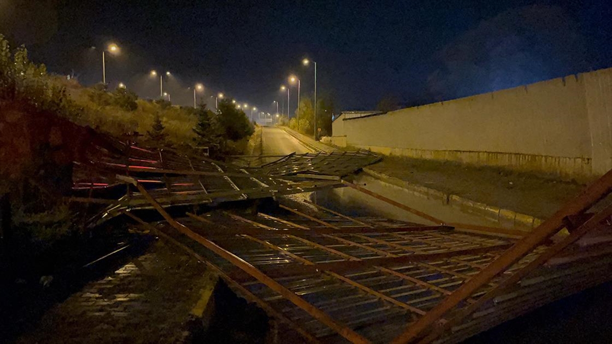 Çankırı'nın Çerkeş ilçesinde etkili olan sağanak ve şiddetli rüzgar yaşamı