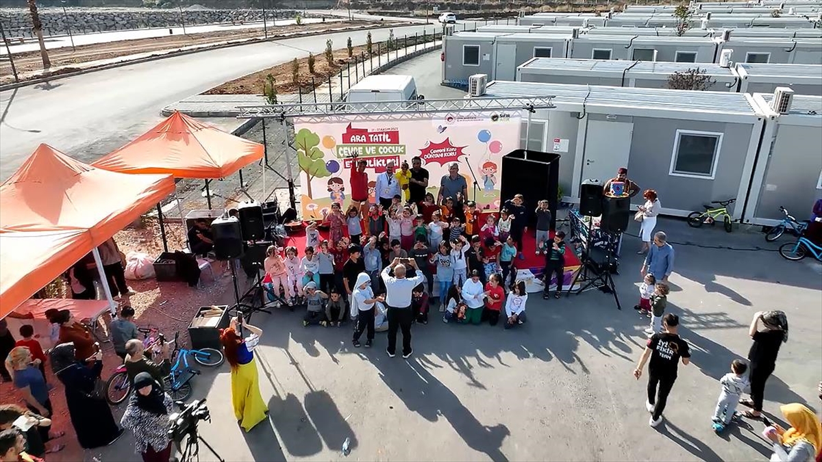 Balon ve kukla gösterileri, karaoke, sihirli labirent gibi oyunların yanı
