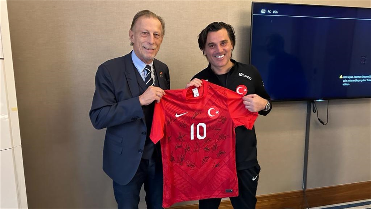 Türkiye'de daha önce Beşiktaş, Fenerbahçe ve Bursaspor'da teknik direktörlük yapan