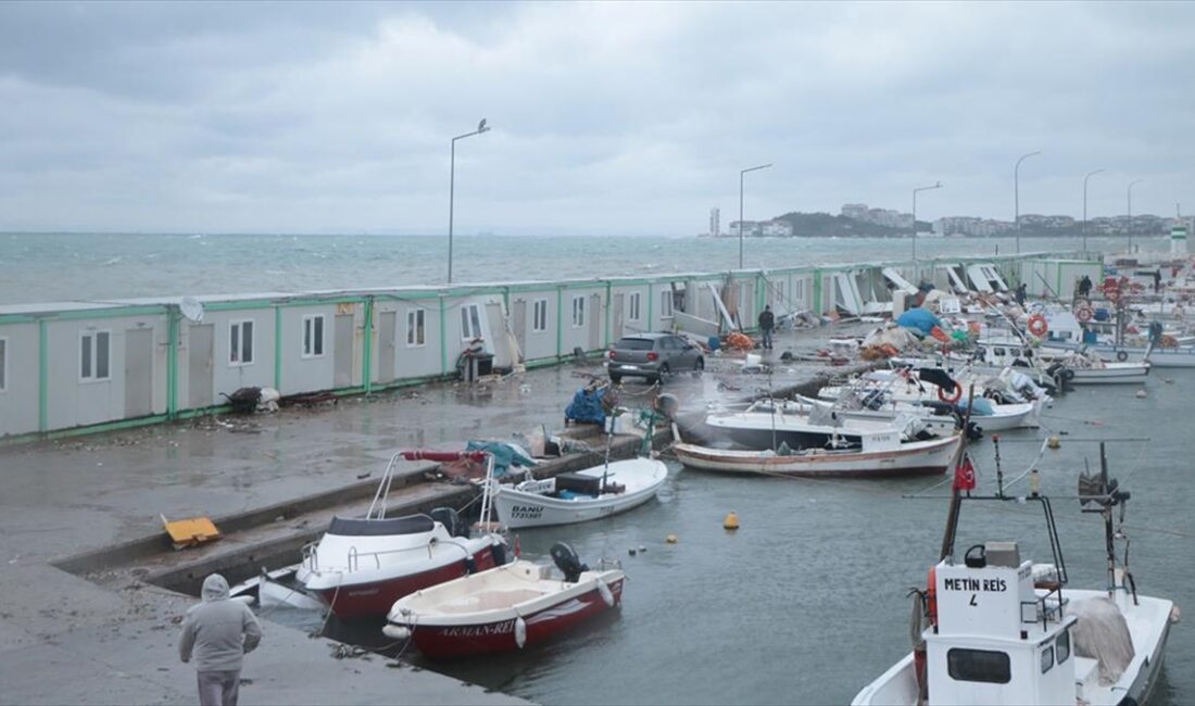 Çınarcık ve Esenköy’deki balıkçı barınakları fırtınada yıkıldı Yalova’da dün başlayan sağanak ve fırtına, hayatı olumsuz etkiledi.