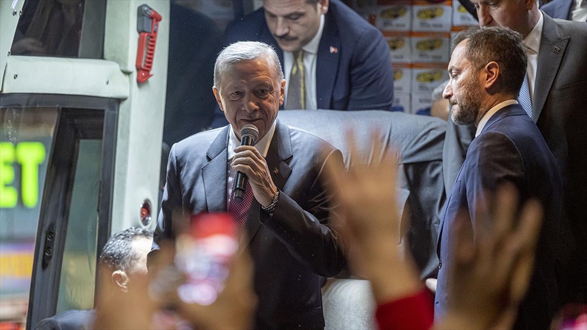 ANKARA (AA) – AK Parti Güneysu İlçe Başkanlığı önünde toplanan
