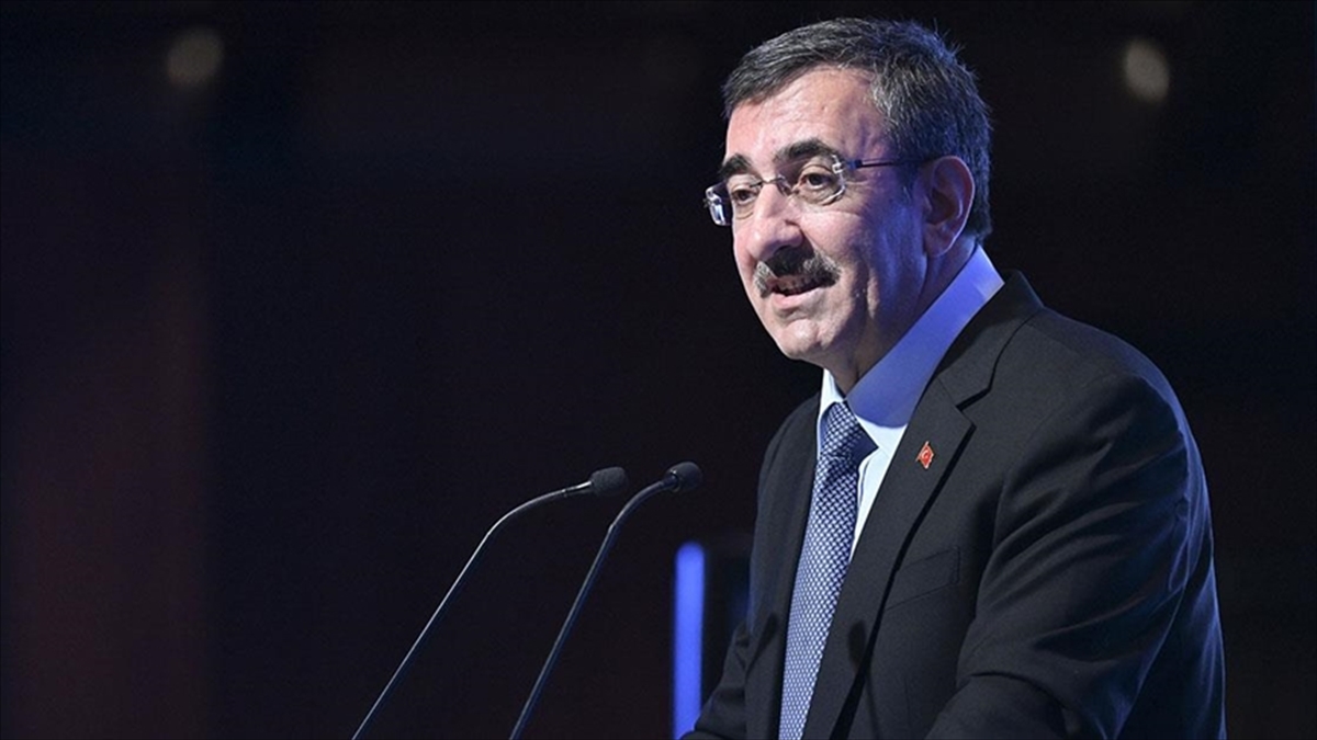 Cumhurbaşkanı Yardımcısı Cevdet Yılmaz, öğretmenlerin 24 Kasım Öğretmenler Günü'nü kutladı.