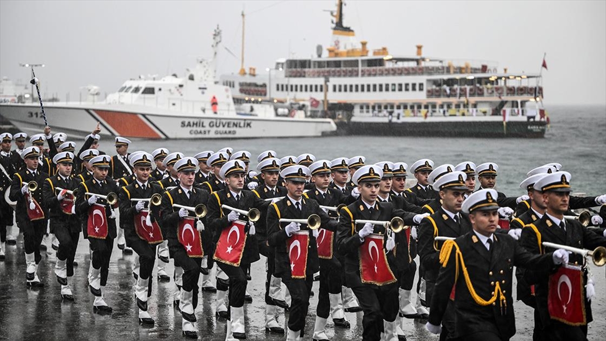 Heybeliada Yerleşkesi'nde düzenlenen törende, aralarında fırkateyn, çıkarma gemisi, korvet, mayın