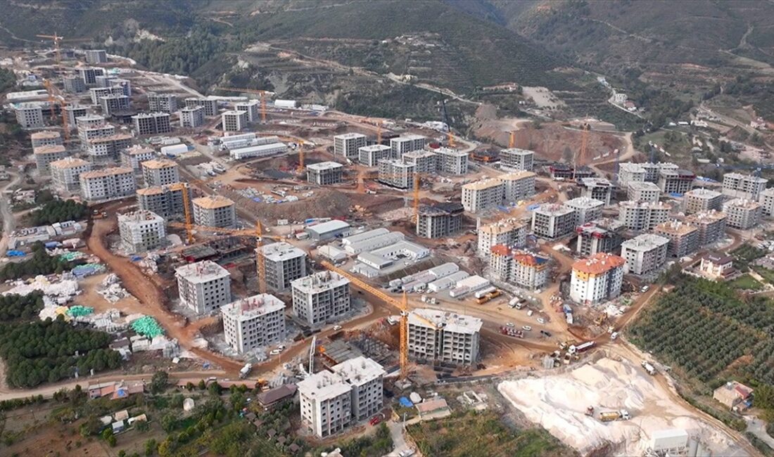 Kahramanmaraş merkezli 6 Şubat'taki depremlerden etkilenen Hatay'da, yapımı süren kalıcı