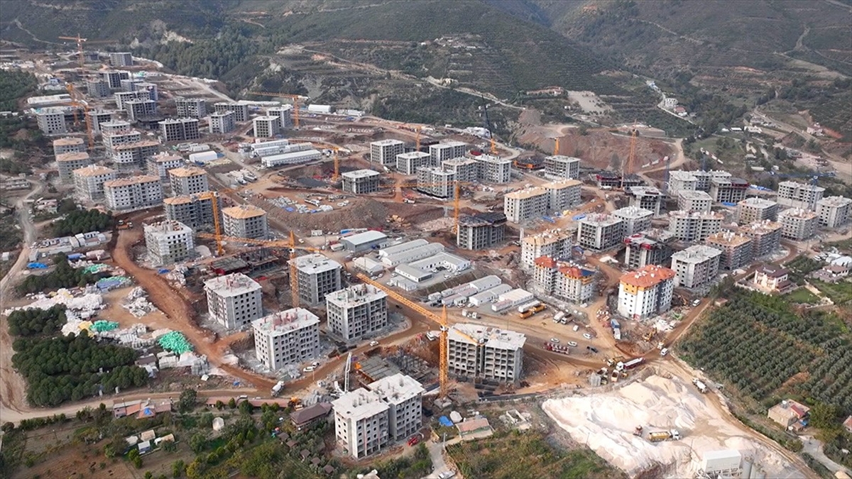 Kahramanmaraş merkezli 6 Şubat'taki depremlerden etkilenen Hatay'da, yapımı süren kalıcı