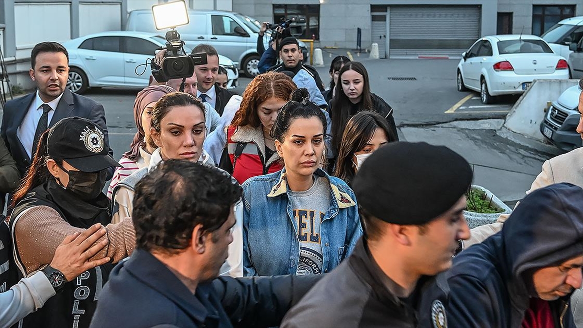 İstanbul merkezli 6 ilde düzenlenen operasyonda yakalanan Dilan Polat ile