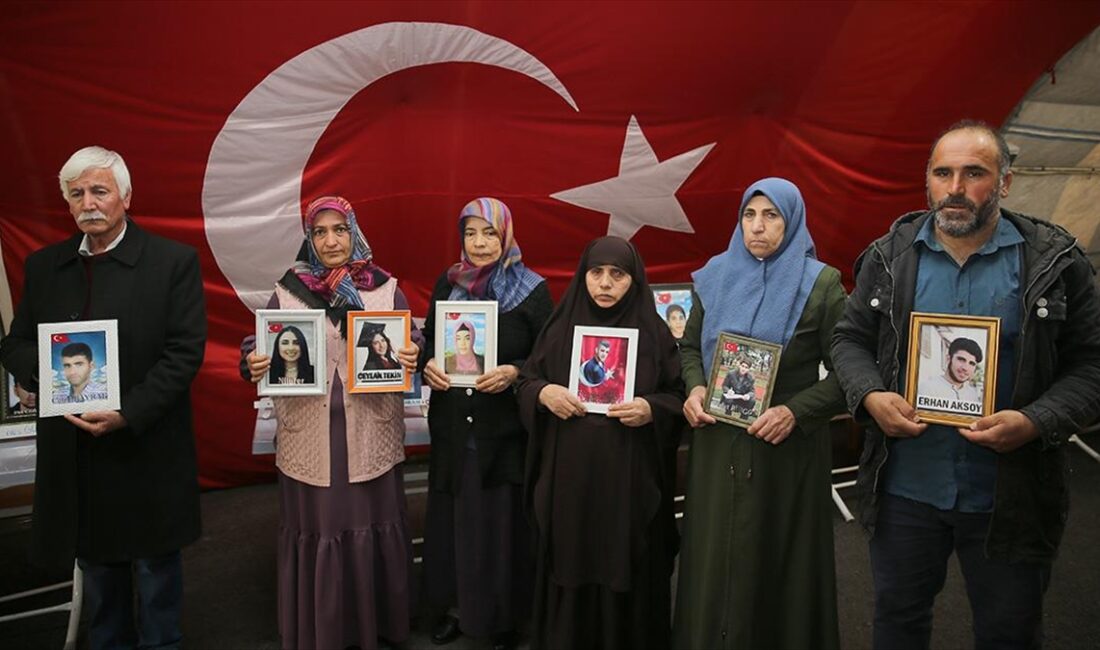 Diyarbakır anneleri, dağa kaçırılan çocukları için HDP il binası önündeki