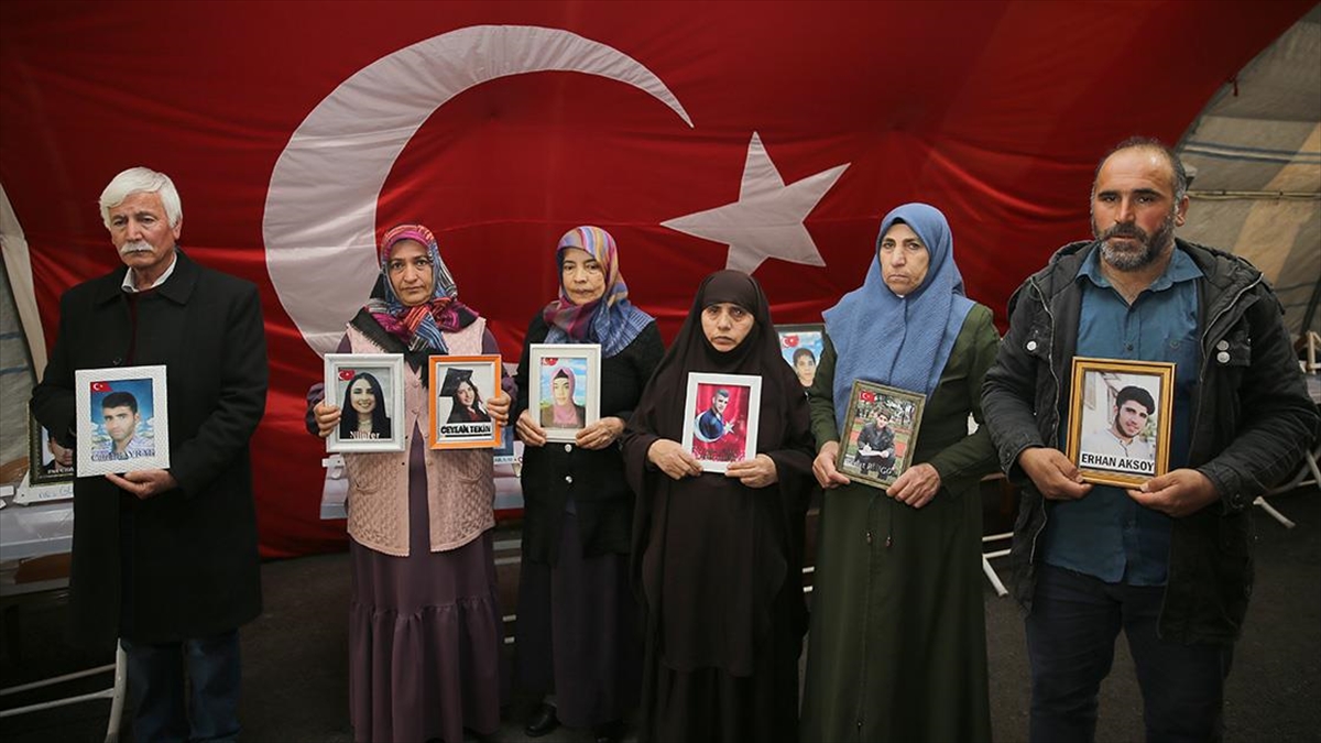 Diyarbakır anneleri, dağa kaçırılan çocukları için HDP il binası önündeki