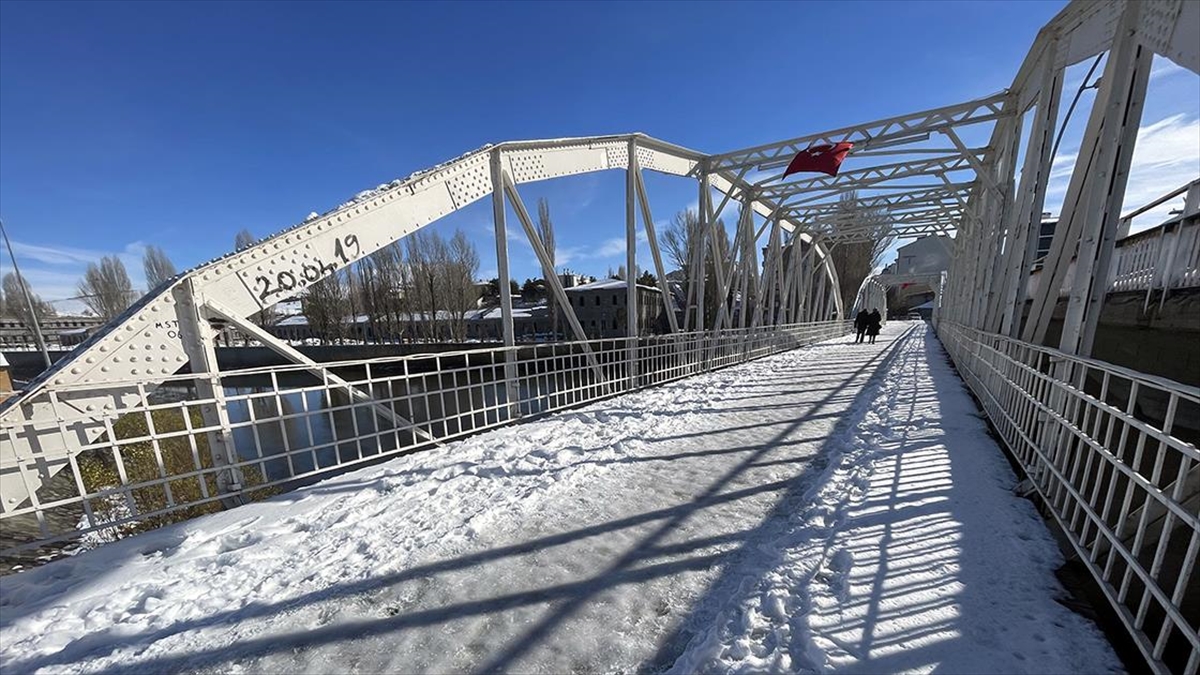 Erzurum, Kars, Ağrı ve Tunceli'de soğuk hava etkisini sürdürüyor.