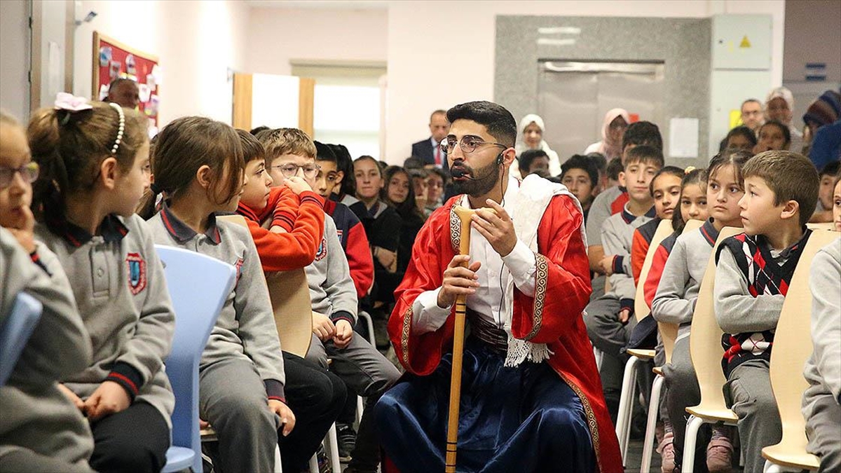 Edebiyat alanında doktorası bulunan Rugeş Demir, yaklaşık 6 yıldır meddahlık
