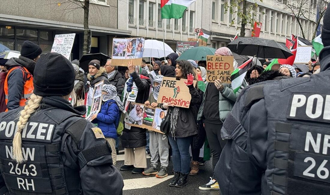 Almanya'nın Düsseldorf kentinde Filistin halkıyla dayanışma amacıyla düzenlenen yürüyüşe binlerce