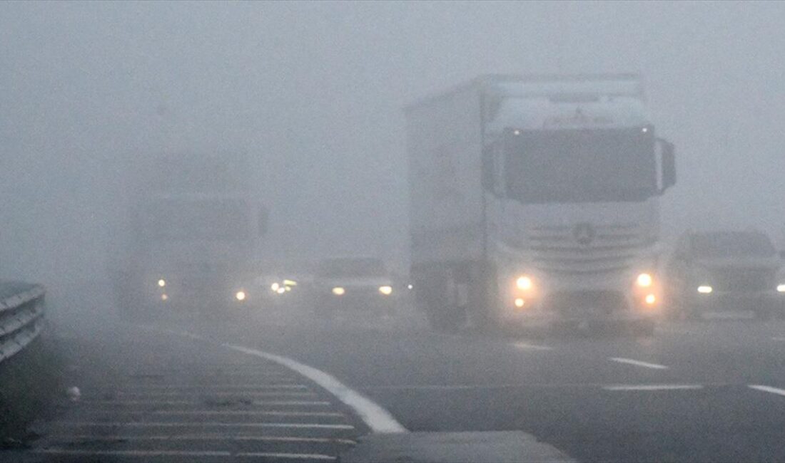 Düzce'de sis görüş mesafesini azalttı Anadolu Otoyolu ile D-100 kara yolunun Düzce kesiminde sis nedeniyle