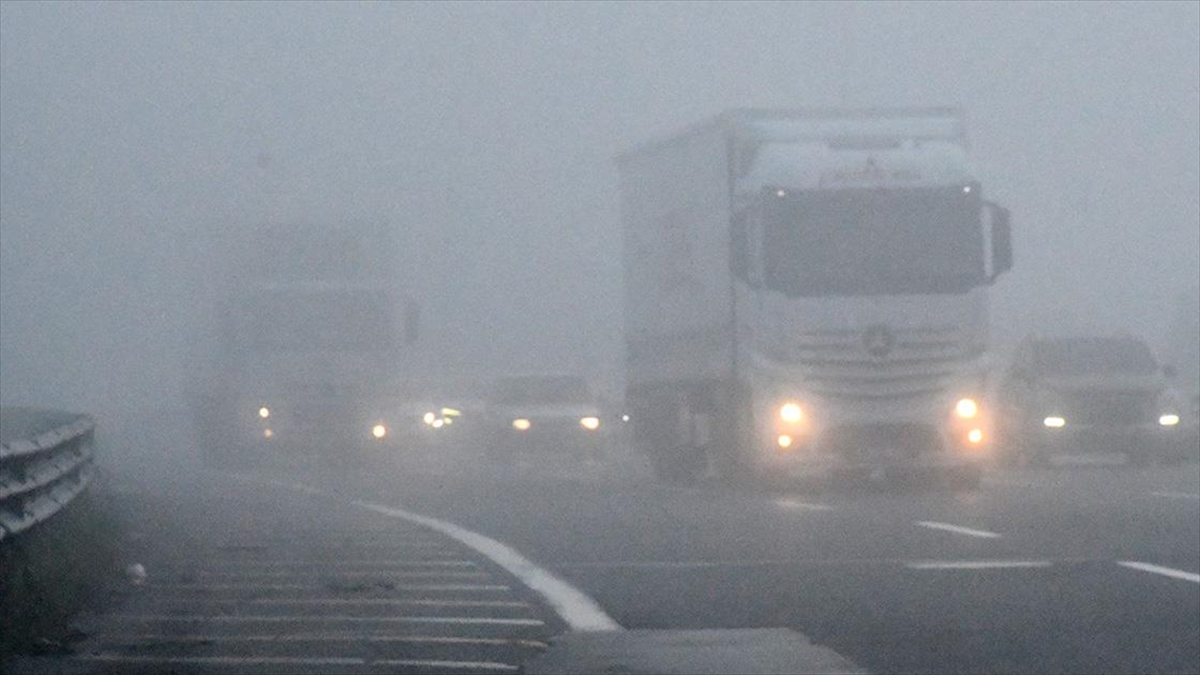 Anadolu Otoyolu ile D-100 kara yolunun Düzce kesiminde sis nedeniyle
