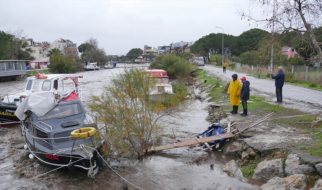 Balıkesir'in Edremit ilçesinde geceden bu yana etkili olan kuvvetli lodos