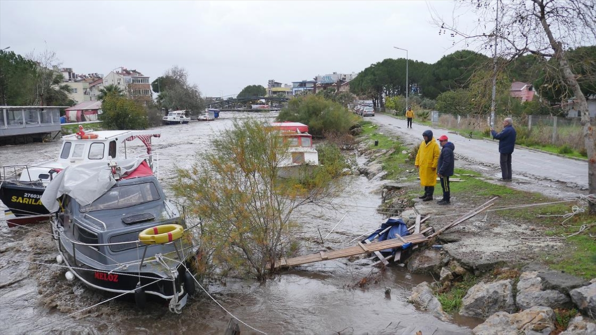 Balıkesir'in Edremit ilçesinde geceden bu yana etkili olan kuvvetli lodos