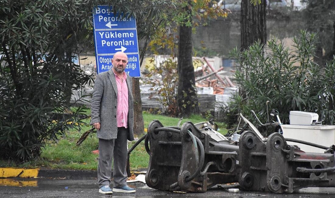 Trabzonlu Halim Kahraman, çocukluk döneminde simit ve meşrubat satarak çalışmaya