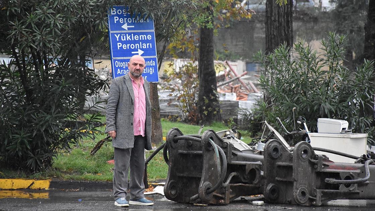 Trabzonlu Halim Kahraman, çocukluk döneminde simit ve meşrubat satarak çalışmaya