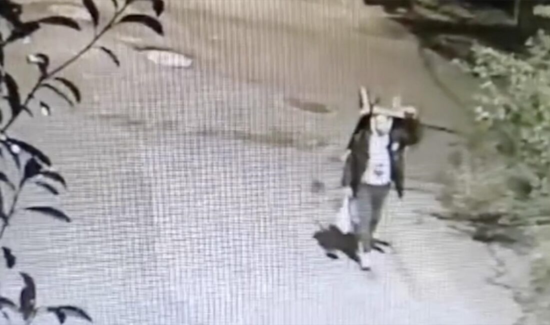 El arabasıyla geldiği villadan 5 milyon liralık mücevher bulunan çelik kasayı çaldı BURSA (AA) – Osmangazi Suç Önleme ve Soruşturma Büro Amirliği