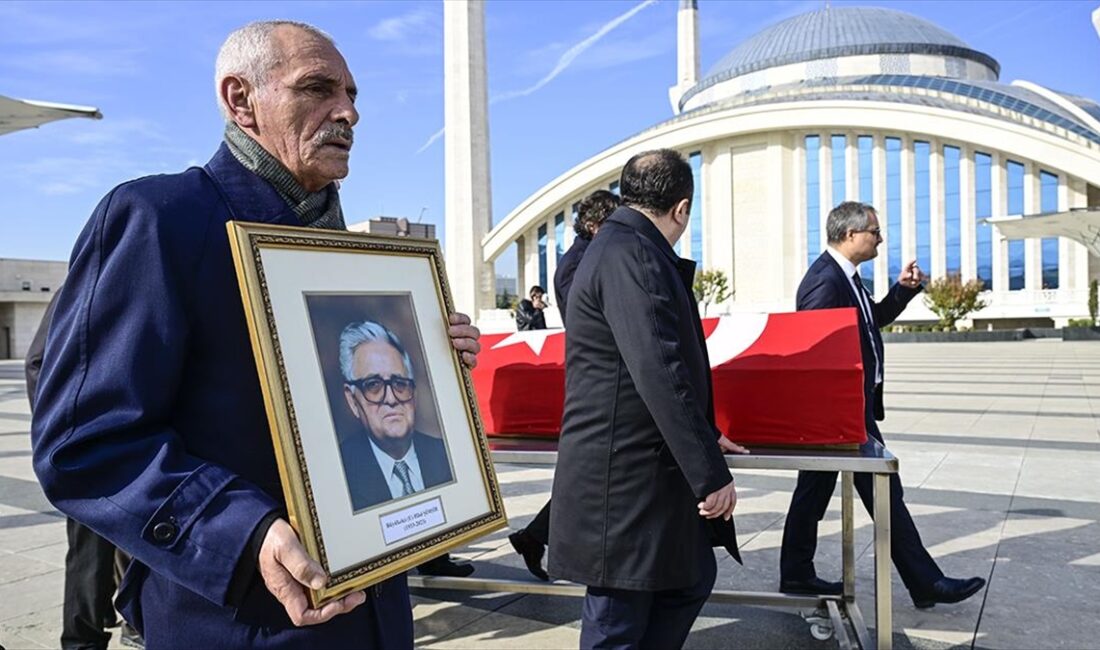 Türkiye'nin yakın tarihi üzerine yaptığı çalışmalarla tanınan, emekli büyükelçi Bilal