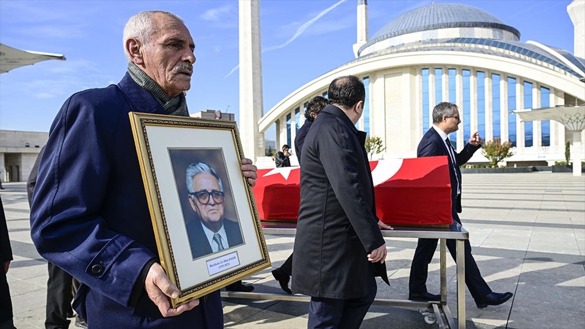 Türkiye'nin yakın tarihi üzerine yaptığı çalışmalarla tanınan, emekli büyükelçi Bilal