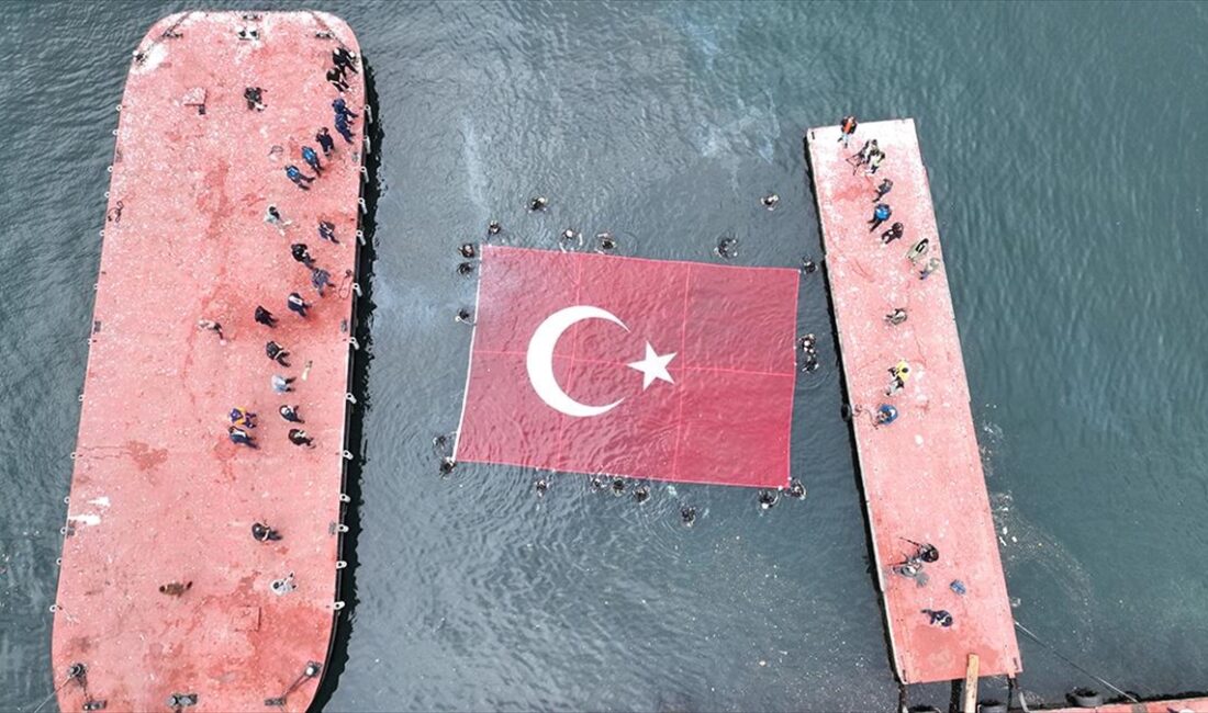 Engelli öğrenciler, Haliç'in tabanına yerleştirilen 100 metrekarelik Türk bayrağını dalgıç