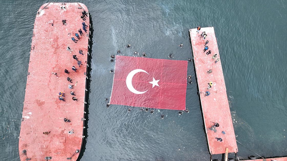 Engelli öğrenciler, Haliç'in tabanına yerleştirilen 100 metrekarelik Türk bayrağını dalgıç