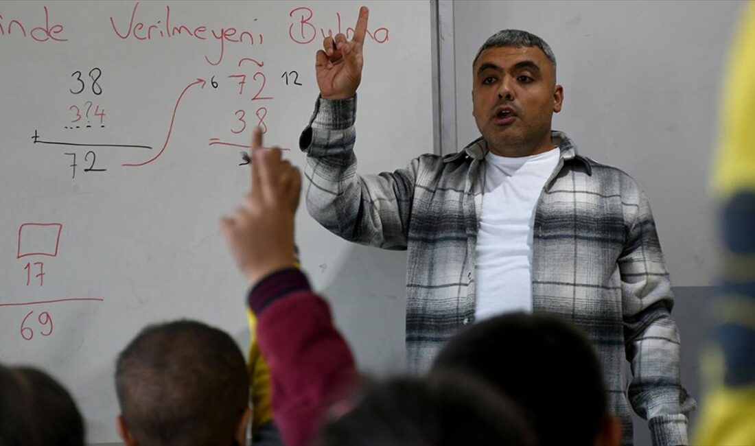 Hatay'da, 6 Şubat depremlerinde yıkılan evinin enkazından 6 saat sonra