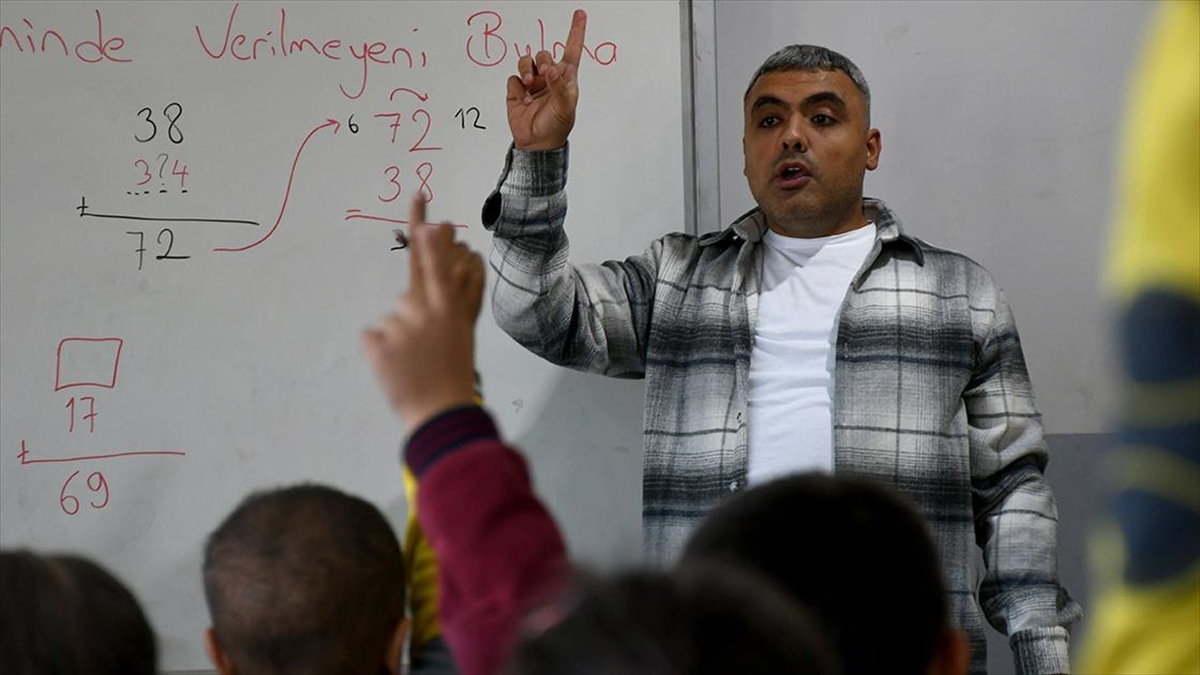 Hatay'da, 6 Şubat depremlerinde yıkılan evinin enkazından 6 saat sonra