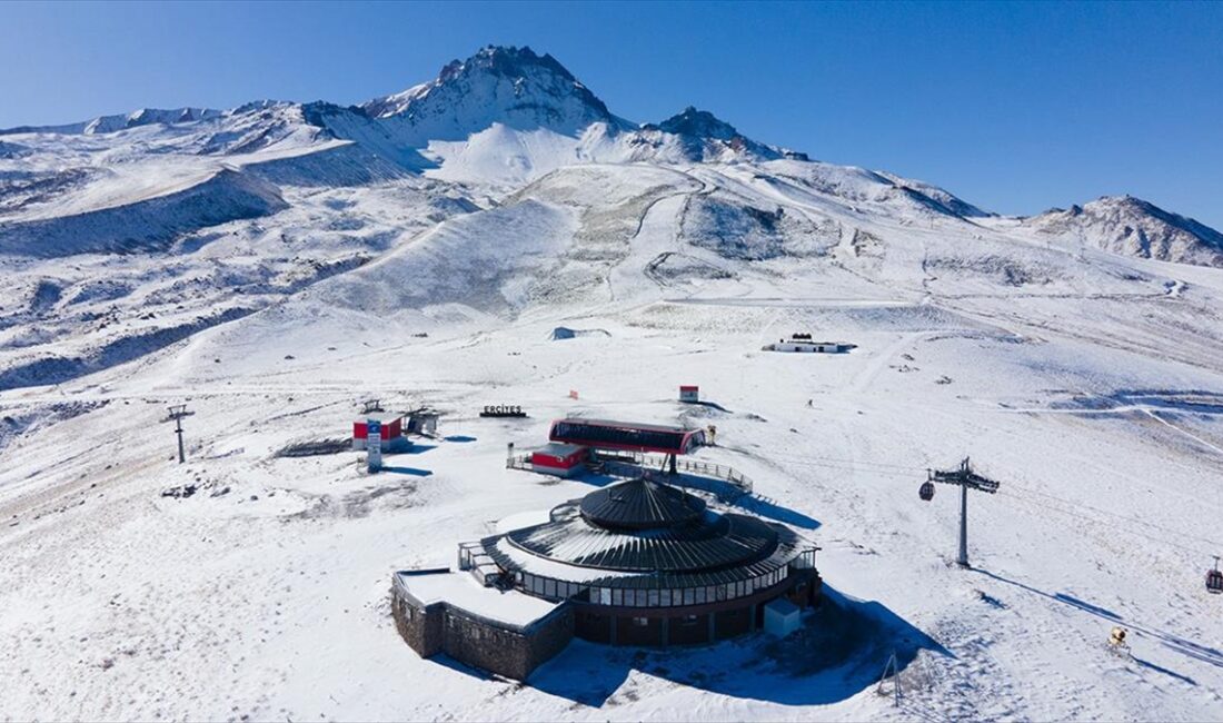 Türkiye'nin önemli kayak merkezlerinden Erciyes'te bazı pistlere kar yağdı.