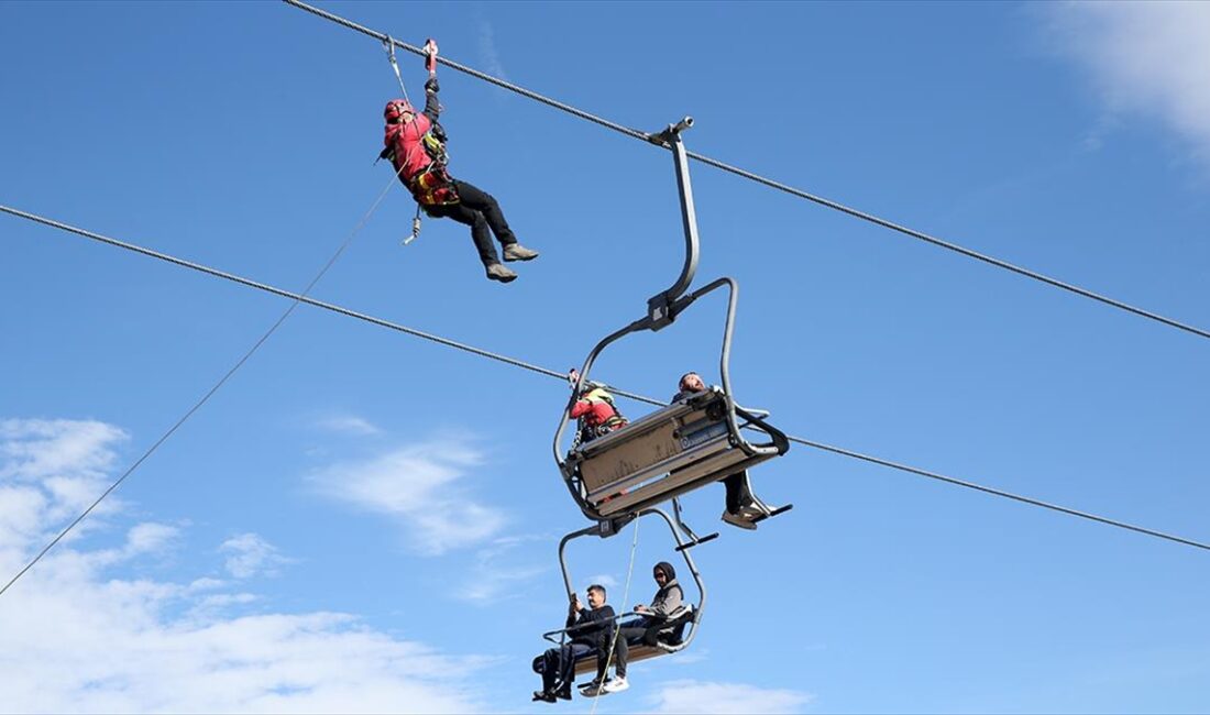 Erciyes Dağı'nda kurtarma tatbikatı yapıldı Türkiye'nin önemli kış sporları ve turizm merkezlerinden Erciyes'te yeni sezon