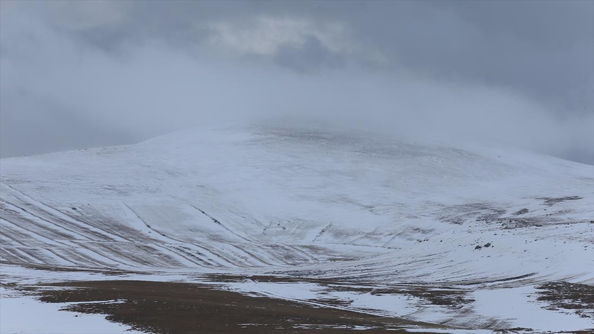 Erzurum ve Ardahan il merkezi ile Kars'ın yüksek kesimlerinde kar