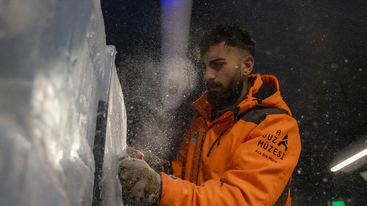 Türkiye'nin önemli kış turizm merkezlerinden Erzurum'da kurulan "Ata Buz Müzesi"nde,