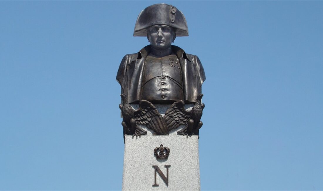 Fransa'da 1804-1815'te hüküm süren İmparator Napoleon Bonaparte'ın kullandığı şapka Fransa'nın