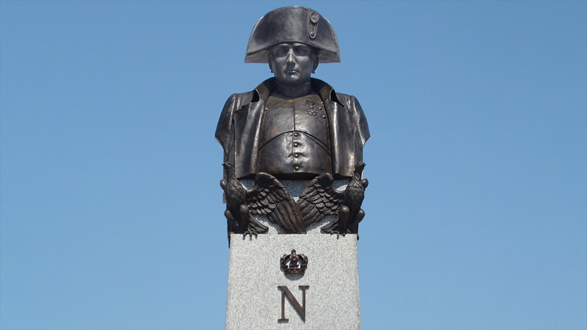 Fransa'da 1804-1815'te hüküm süren İmparator Napoleon Bonaparte'ın kullandığı şapka Fransa'nın