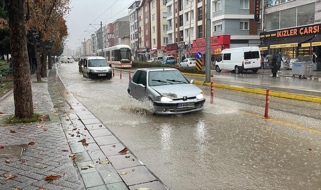 ESKİŞEHİR (AA) – Sağanak nedeniyle bazı cadde ve sokaklarda su