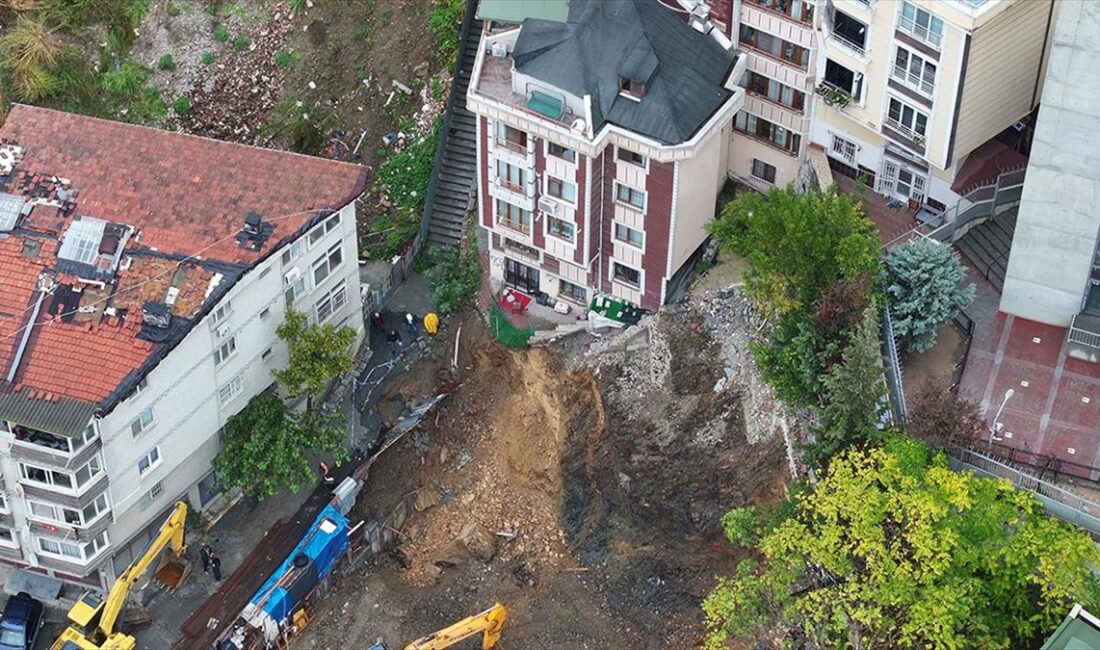 Eyüpsultan'da toprak kayması nedeniyle 2 bina boşaltıldı Eyüpsultan'da bir inşaatın kazı çalışmaları sırasında oluşan toprak kayması nedeniyle