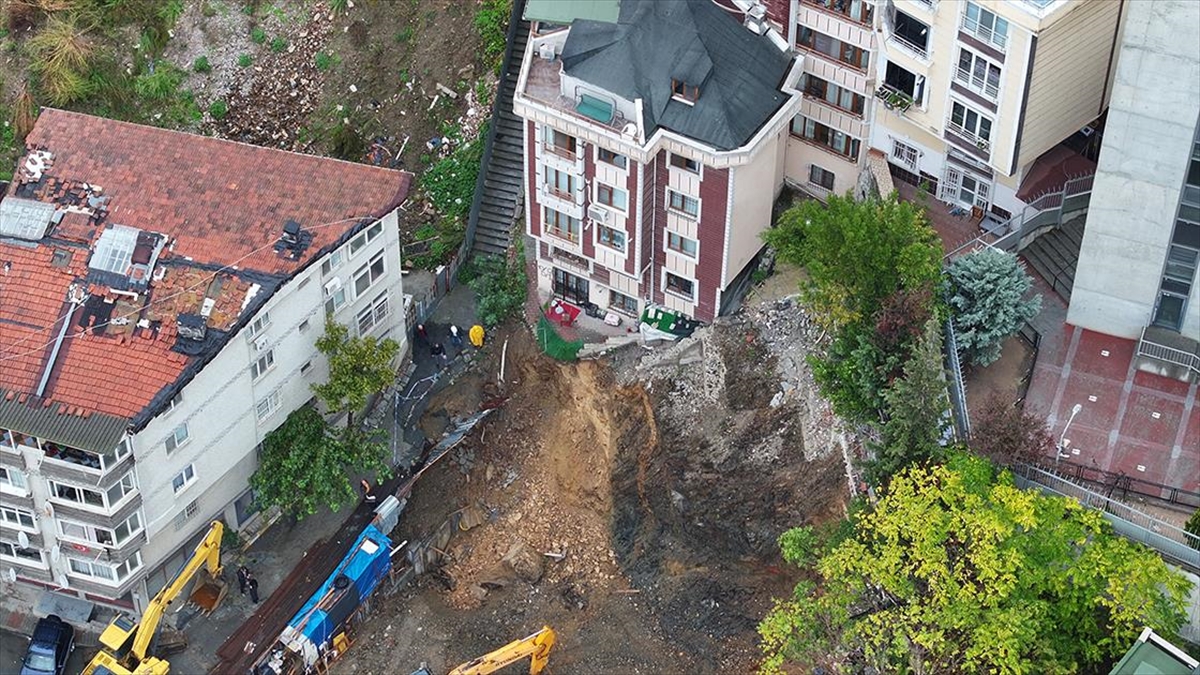 Eyüpsultan'da bir inşaatın kazı çalışmaları sırasında oluşan toprak kayması nedeniyle